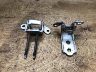 Запчасть петля двери задняя правая Toyota Mark II 2000-2002