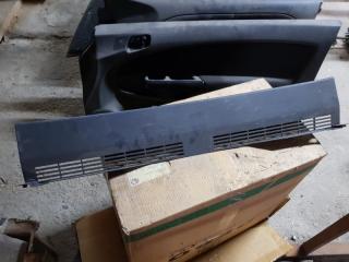 Запчасть накладка задней панели Mitsubishi Colt 2002-2004