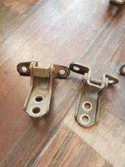 Петля двери передняя правая Toyota Rav 4 2004