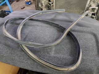 Уплотнитель дверного проема передний правый Nissan Note 2010