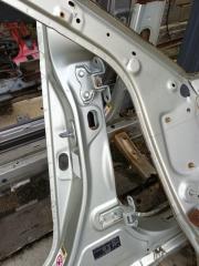 Петля двери задняя левая Toyota Avensis 2004