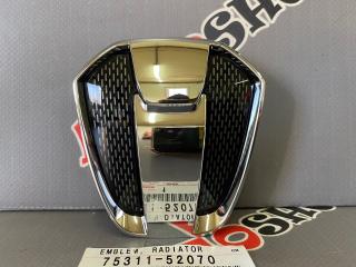 Запчасть эмблема TOYOTA IST 04.2002 - 05.2005