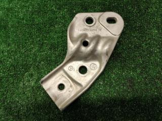 Кронштейн передний правый Mercedes-Benz C-Class