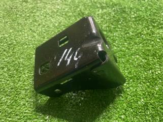 Крепежный уголок передний левый Mercedes-Benz GLC-Class