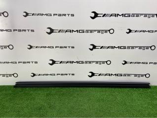 Запчасть уплотнитель стекла передний правый AUDI Q3 2024