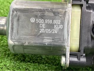 Мотор стеклоподъемника задний правый Q3 2024 F3B