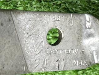 Кронштейн передний левый Q3 2024 F3B