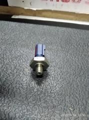 Фото запчасти датчик давления масла AUDI Q5 2016 Б/У запчасть Запчасть датчик давления масла AUDI Q5 2016