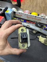 Запчасть ограничитель двери правый mazda MILLENIA