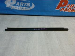 Запчасть накладка стекла задняя правая Renault Sandero 2011