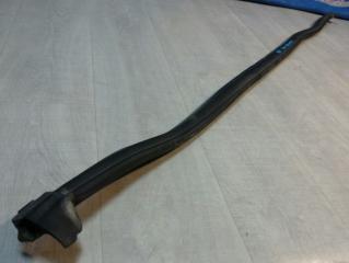 Запчасть уплотнитель капота Renault Sandero 2011