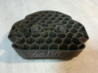 Запчасть кронштейн двери передний Renault Sandero 2011