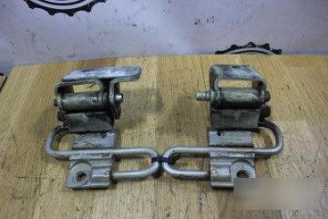 Запчасть петля двери передняя правая Skoda Octavia 1996-2000