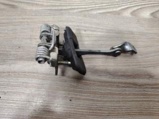 Фото запчасти ограничитель двери передний правый Dacia Logan 2006 контрактная запчасть Запчасть ограничитель двери передний правый Dacia Logan 2006