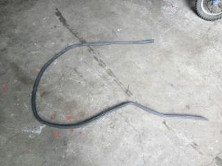 Уплотнитель двери передний правый SUZUKI ESCUDO Б/У Уплотнитель двери передний правый SUZUKI ESCUDO