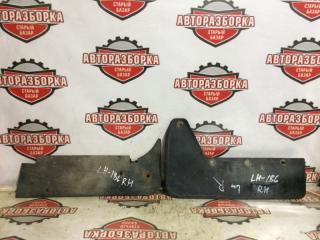 Брызговик передний правый TOYOTA HIACE 2001