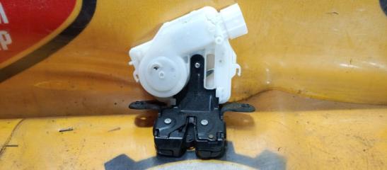 Замок двери багажника TOYOTA VITZ 2012