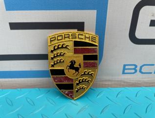 Эмблема передняя Porsche Cayenne 2004