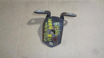 Запчасть петля двери передней Mazda 3