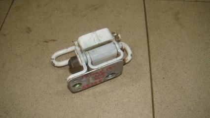 Запчасть петля двери задней правой нижняя Volkswagen Passat