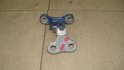 Запчасть петля двери передней правой нижняя Volvo S40 2 2008