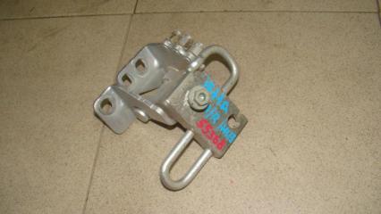 Петля двери передней правой нижняя Volkswagen Jetta 2009 Б/У Петля двери передней правой нижняя Volkswagen Jetta 2009