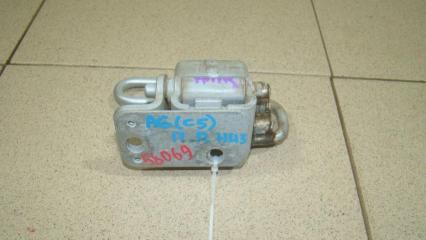 Петля двери передней правой нижняя Audi A6 Б/У Петля двери передней правой нижняя Audi A6