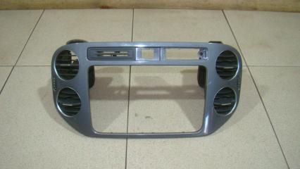 Рамка магнитолы Volkswagen Tiguan 1 2012 Б/У Рамка магнитолы Volkswagen Tiguan 1 2012