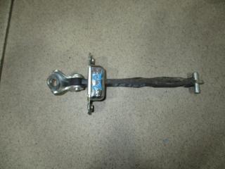 Фото запчасти ограничитель двери Suzuki SX4 2013 Б/У запчасть Запчасть ограничитель двери Suzuki SX4 2013