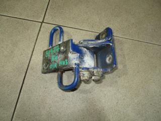 Петля двери передней правой нижняя Skoda Octavia 1 Б/У Петля двери передней правой нижняя Skoda Octavia 1