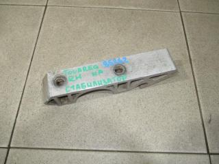 Запчасть кронштейн крепления переднего стабилизатора Volkswagen Touareg 1