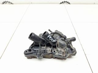 Фото запчасти корпус термостата Volkswagen Polo 5 2016 Б/У запчасть Запчасть корпус термостата Volkswagen Polo 5 2016