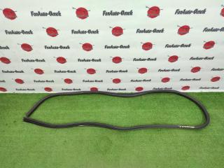 Запчасть уплотнительная резинка задняя правая Jeep Patriot 2011