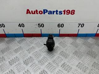 Фото запчасти насос омывателя Toyota Yaris 2004 контрактная запчасть Запчасть насос омывателя Toyota Yaris 2004