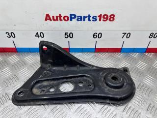 Кронштейн подрамника передний правый Toyota Camry 2014