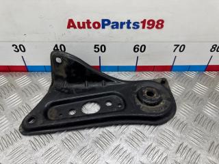 Кронштейн подрамника передний правый Toyota Camry 2010