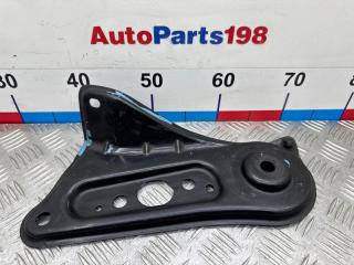 Кронштейн подрамника передний правый Toyota Camry 2014