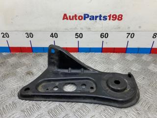 Кронштейн подрамника передний правый Toyota Camry 2010