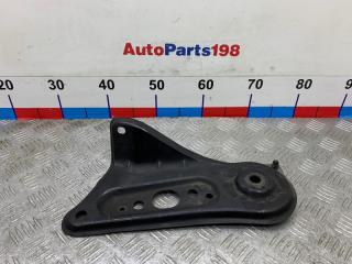 Кронштейн подрамника передний правый Toyota Camry 2014