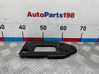 Запчасть кронштейн усилителя бампера передний правый Audi A4 2010