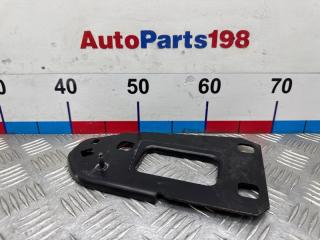 Запчасть кронштейн усилителя бампера передний левый Audi A4 2010
