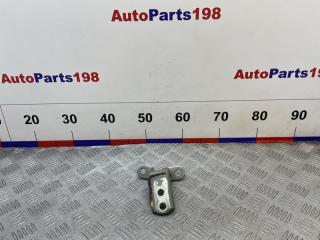 Фото запчасти петля двери верхняя передняя правая Pontiac Vibe 2003 контрактная запчасть Запчасть петля двери верхняя передняя правая Pontiac Vibe 2003