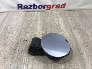 Фото запчасти лючок бензобака Renault Megane 2009 контрактная запчасть Запчасть лючок бензобака Renault Megane 2009