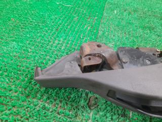 Рычаг стояночного тормоза TOYOTA HIACE KZH106W 1KZ-TE 46201-26010-B0 5 ракурс Рычаг стояночного тормоза TOYOTA HIACE KZH106W 1KZ-TE 46201-26010-B0 5 ракурс