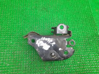 Крепление балки подвески заднее правое Nissan Cube 2005