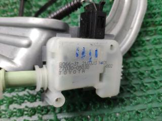 Замок лючка бензобака TOYOTA Avensis ZRT272W 3ZR-FAE 7703005030 2 ракурс
