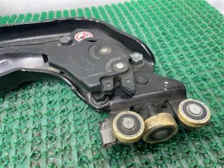 Ролик дверной левый задний NISSAN Elgrand PE52 VQ35DE 824211JA0A 2 ракурс