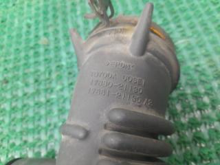 Патрубок воздушного фильтра TOYOTA Aqua NHP10 1NZ-FXE 17881-21130 3 ракурс
