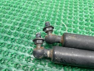 Амортизатор багажника TOYOTA VOXY AZR60G 1AZ-FSE 6895028240 3 ракурс