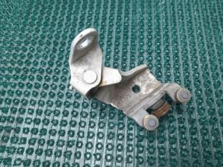 Ролик дверной правый TOYOTA VOXY AZR60G 1AZ-FSE 68310-28050 3 ракурс